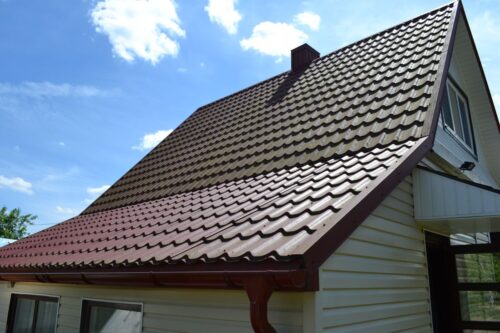 Plieninė stogų ir sienų danga.