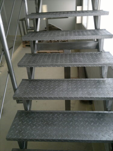 Laiptai, tvorelės, terasos, vartai.