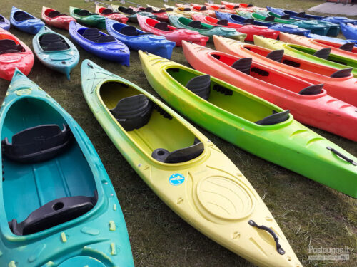 Parduodamos baidarės, irklai, priekaba.