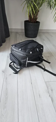 Universalus motociklo galinės sėdynės krepšys.